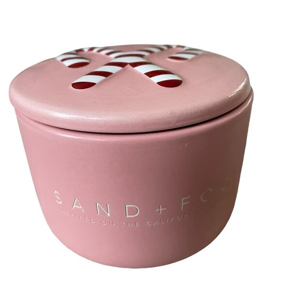 Sand & Fog Crushed Candy Cane Scented Christmas Candle with Holiday Lid 150z New - Picture 11 of 16